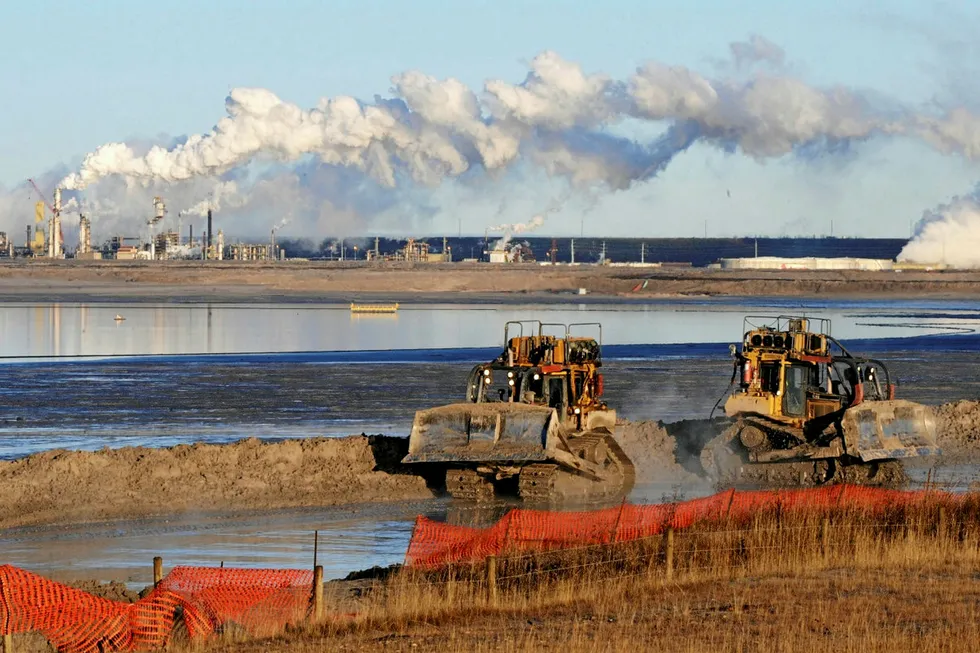 Tailings pond: regulators call on Syncrude for new plan