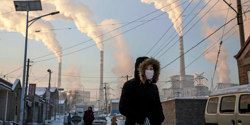 Chinese woman with face mask due to pollution, even before Covid-19