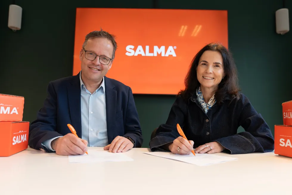 Sigvald Rist, CEO of Insula Norway and Linda Litlekalsoy Aase, CEO of Bremnes Seashore sign the deal.