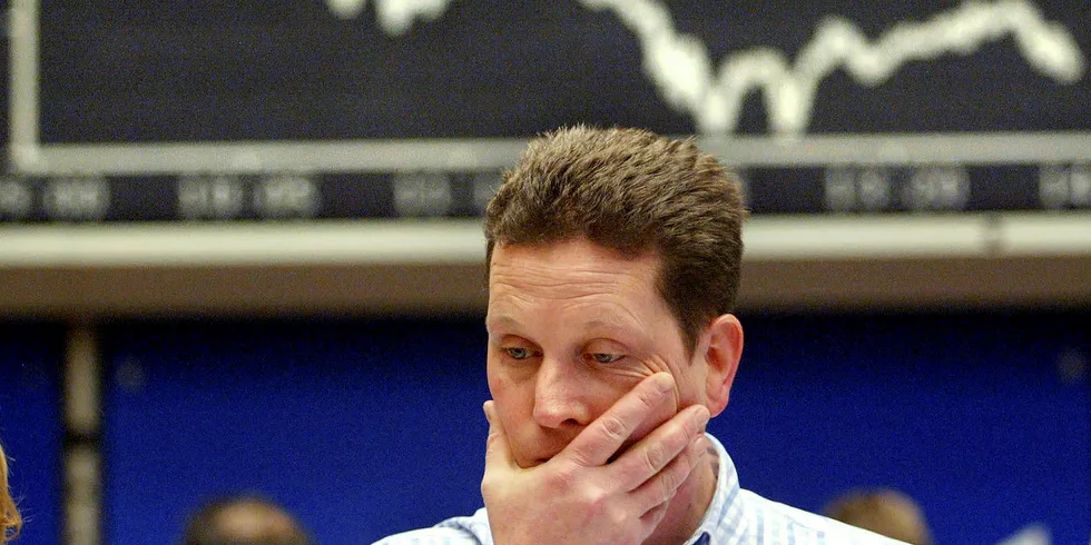 Salmon shares on the Olso and Santiago stock exchange plummeted Thursday as the US stock market plunged to its worst level since 1987.