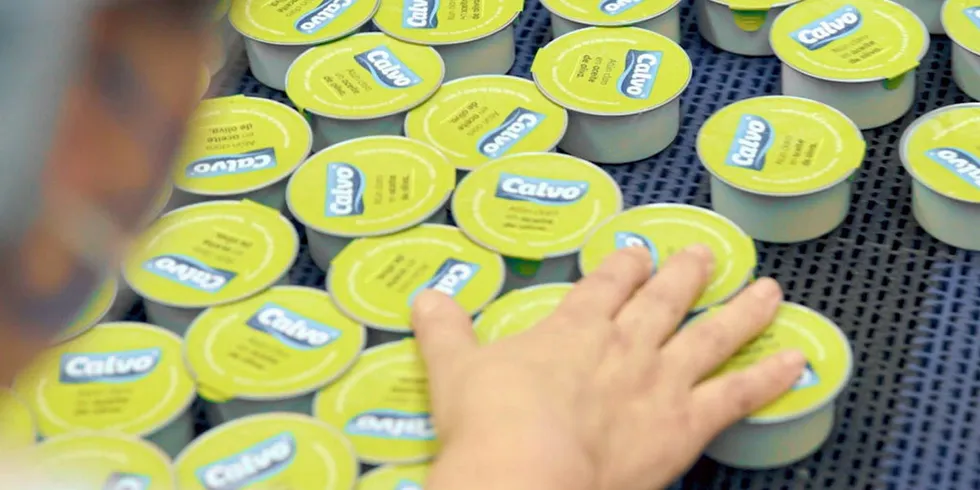 As Calvo the company invested invested heavily in its trademarked "Vuelca Facil" and "Real Peel" peel-off lid systems.