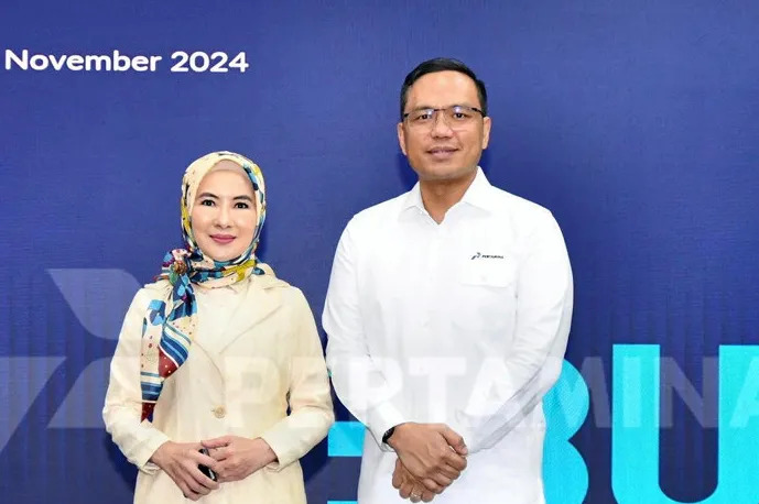 Outgoing Pertamina president director Nicke Widyawati (left) and incoming president director Simon Aloysius Mantiri (right).