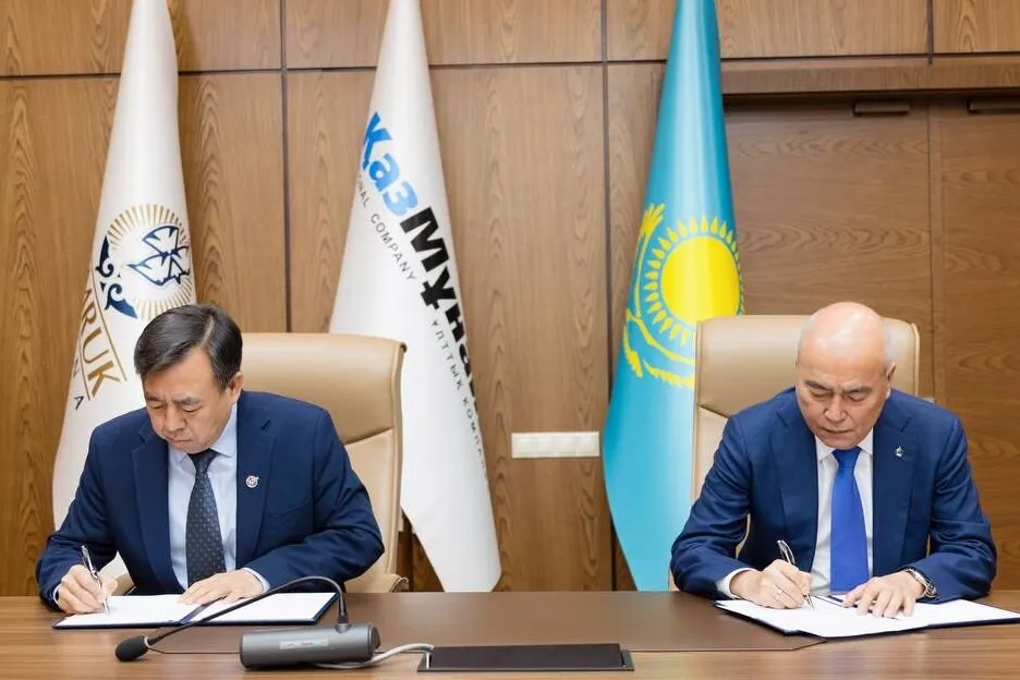 CNOOC International managing director for Russia and Central Asia Liu Bo (left) signs an exploration partnership with KazMunayGaz' first deputy executive chairman Kurmangazy Iskaziyev