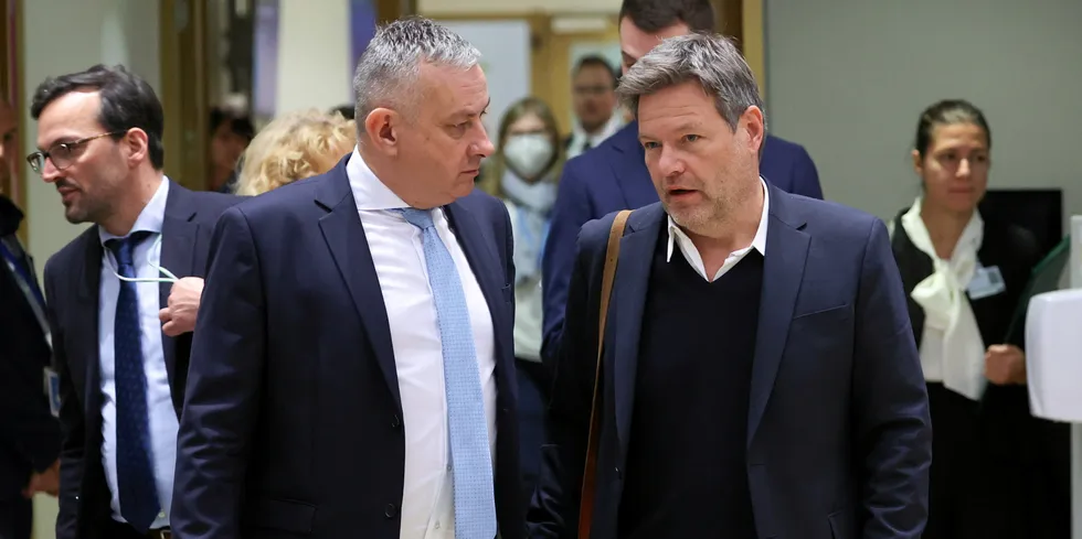 Czech industry minister Jozef Sikela (l) and German climate minister Robert Habeck (r) at extraordinary energy council.