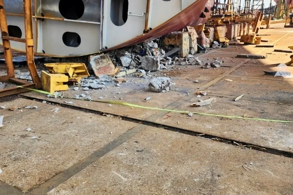 Recent incident: a hull block collapse at a South Korean shipyard.