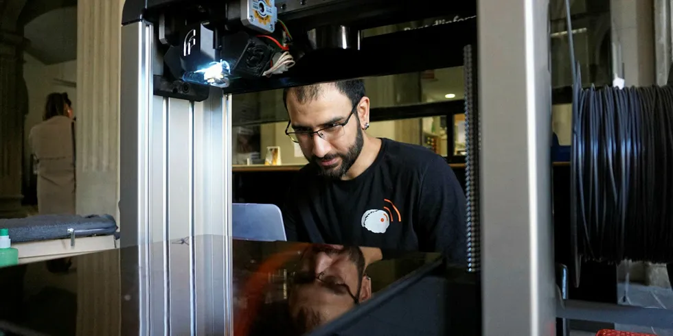Hakan Gürbüz from Legendary Vish on a 3D printer.