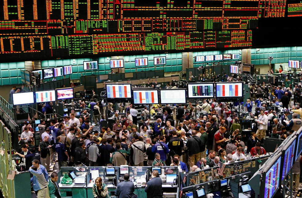 Oil drops: Both WTI and Brent prices set to post weekly loss. REUTERS/Chip East (UNITED STATES)