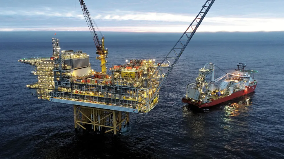 The Seven Oceans vessel and Ivar Aasen platform during hookup of the Hanz field.