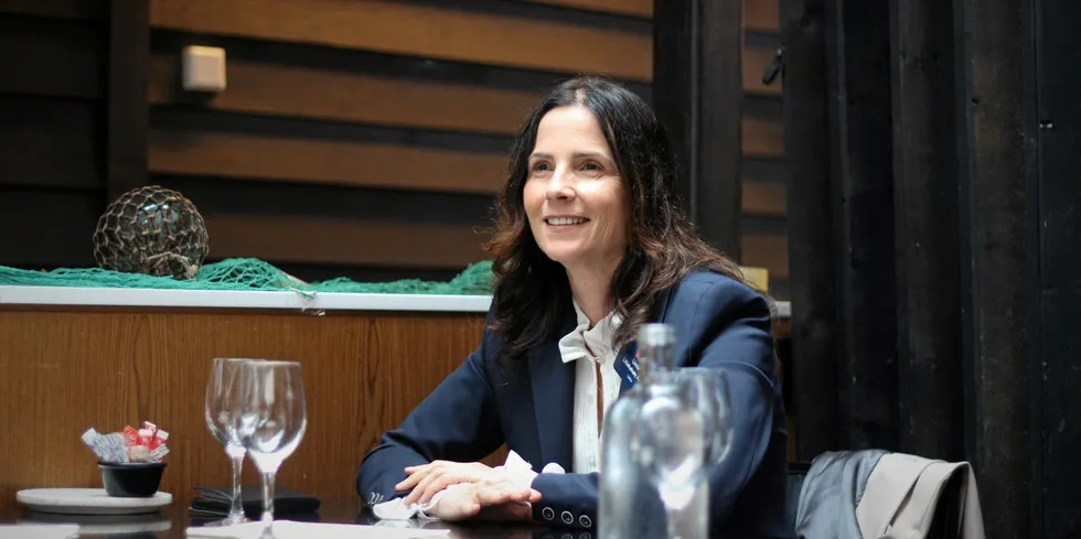 While Linda Aase is talking, a man walks by who is talking on the phone. - That's what's wonderful here. People pass by and talk about fish over five kilos that have never had lice treatment. I look forward to hearing more about this, says Aase.