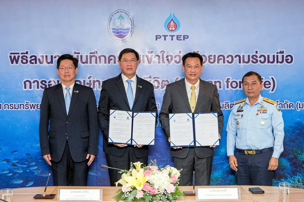 MoU signed: PTTEP chief executive Phongsthorn Thavisin (second from left) and Thailand Department of Marine & Coastal Resources Director General Sopon Thongdee (second from right) commit to the Ocean for Life 10-year co-operation