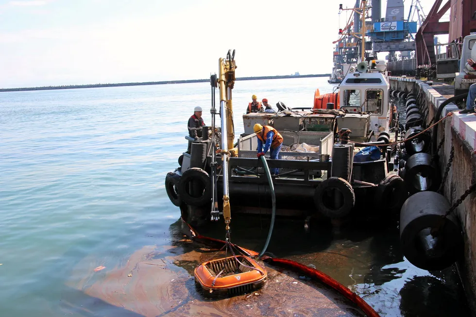 Cleaning up: Collection of oil in Tuapse on the Black Sea