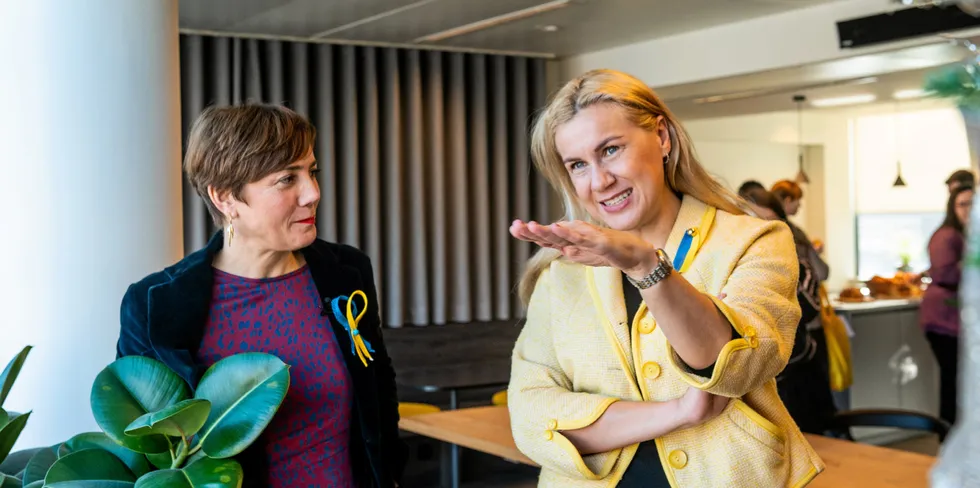SolarPower Europe CEO Walburga Hemetsberger (l) and EU Energy Commissioner Kadri Simson (r) at launch of solar power outlook.