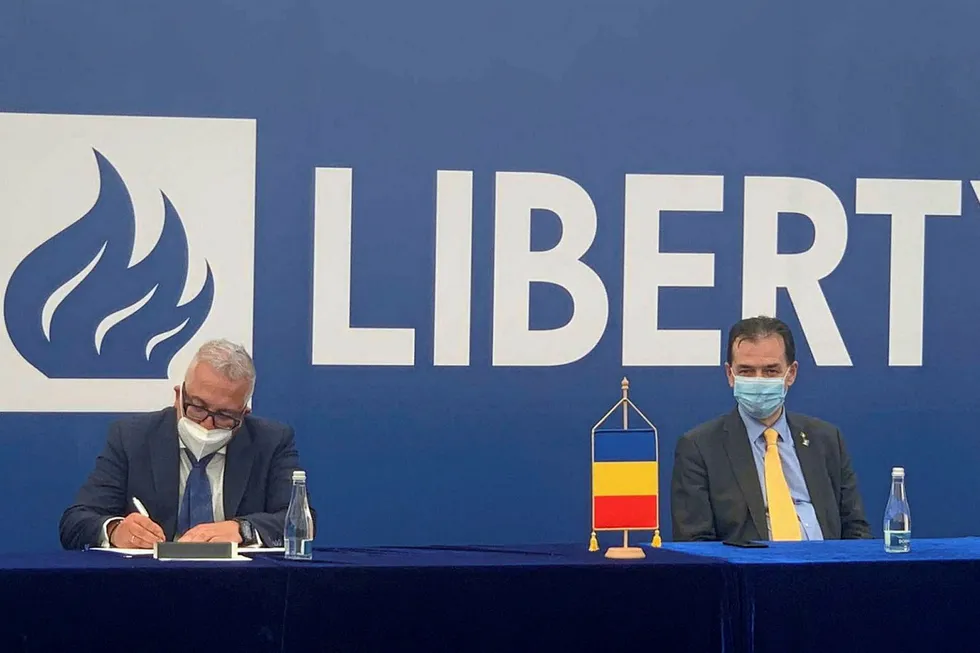 Agreement signed: Adrian Volintiru, Romgaz' chief executive, and Ludovic Orban, the Prime Minister of Romania