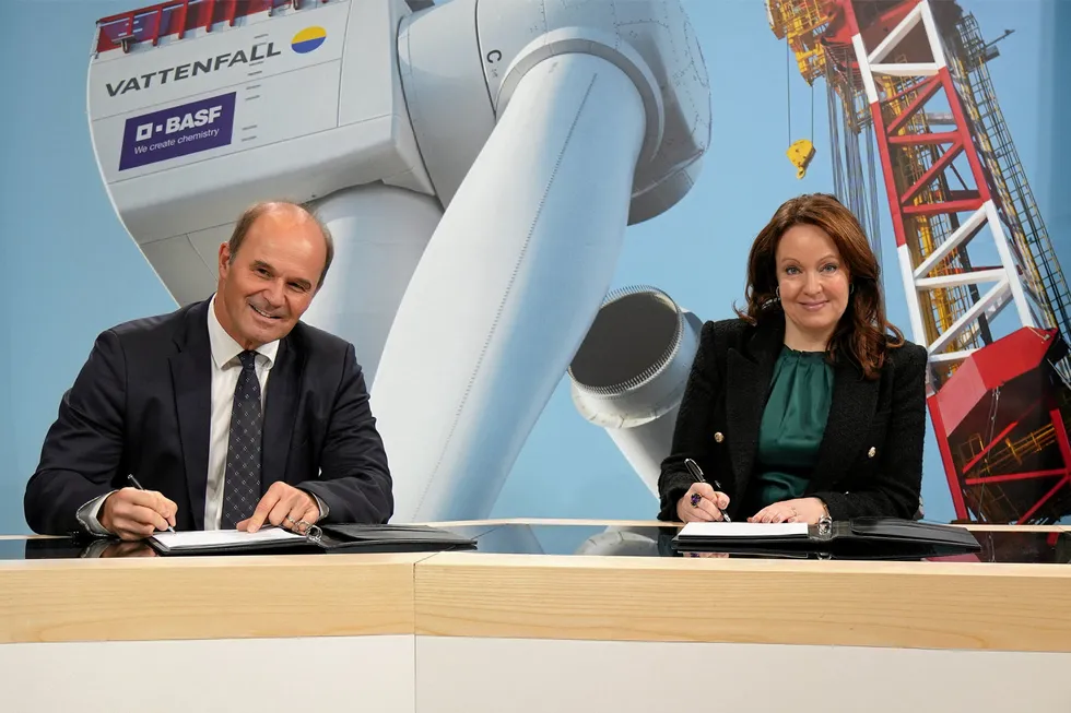 Former BASF executive chairman Martin Brudermüller (l) and Vattenfall CEO Anna Borg sign their deal over the wind farms.