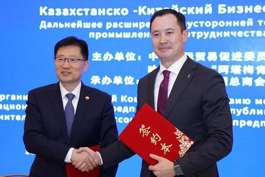 PetroChina International chairman Junli Wu (left) and Qazaqgaz executive chairman Sanzhar Zharkeshov (right).