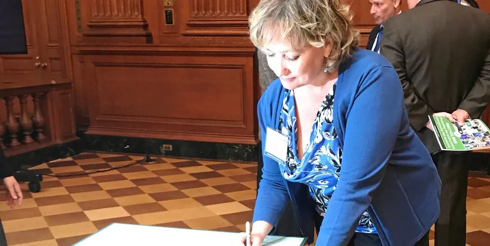 Leslie Hushka signing the EPA’s American Recycles 2018 pledge.