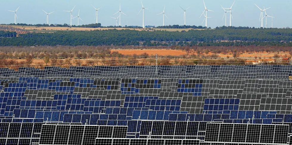 Abaste's El Bonillo PV plant with wind turbines on the horizon