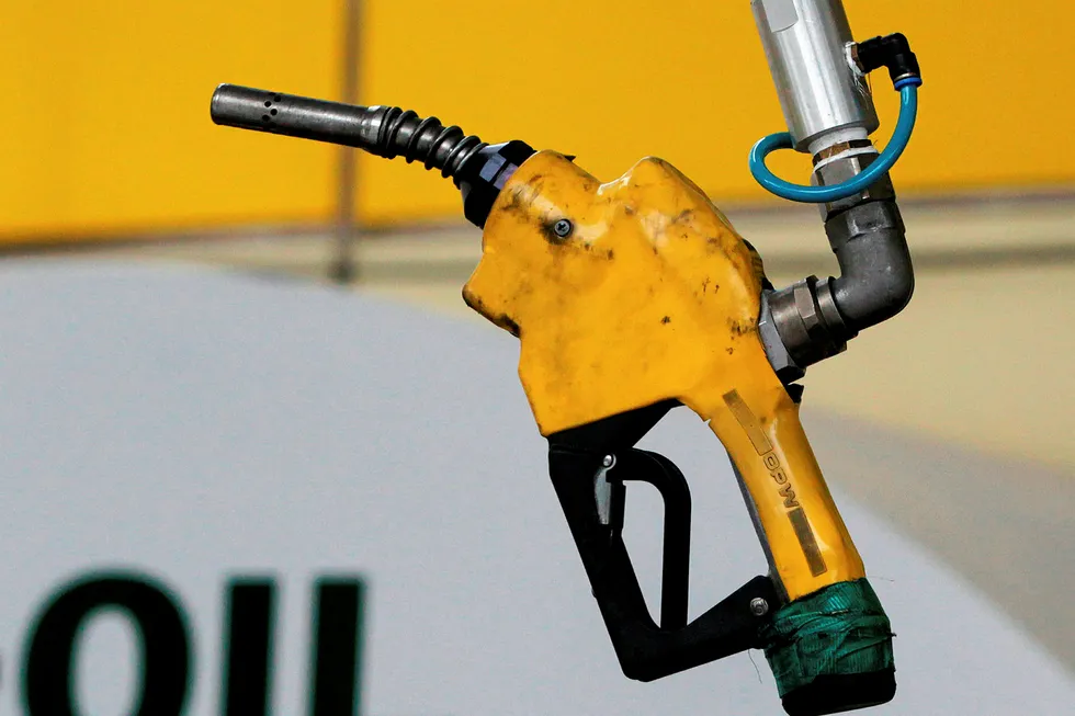 Oil rallies on fears of output capacity limits