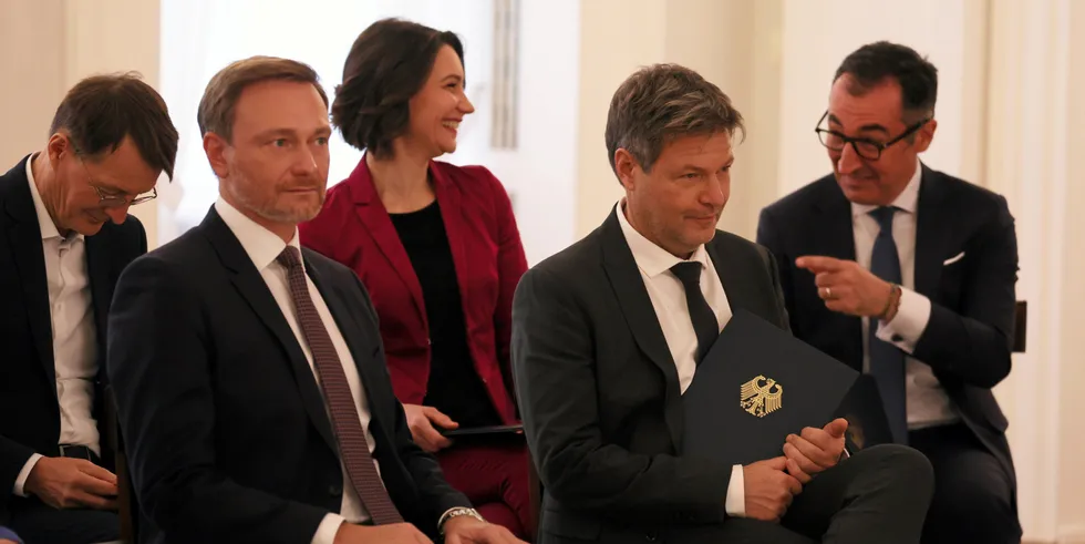 Germany's new finance minister, Christian Lindner (l), and energy and climate minister Robert Habeck (m).