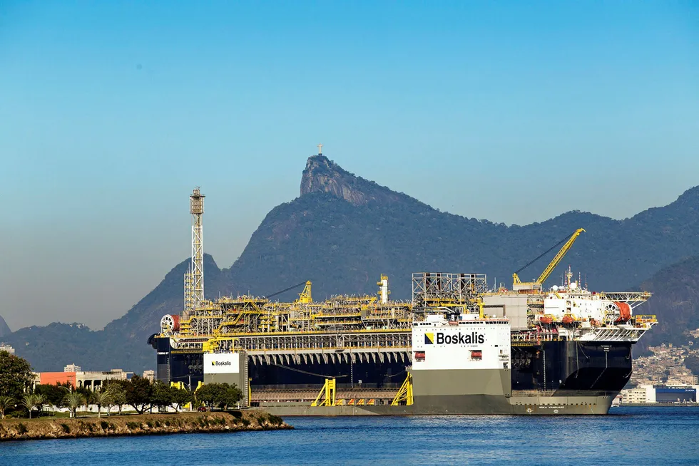 Piggyback: the Boka Vanguard vessel transporting the P-67 FPSO arrives in Brazilian waters