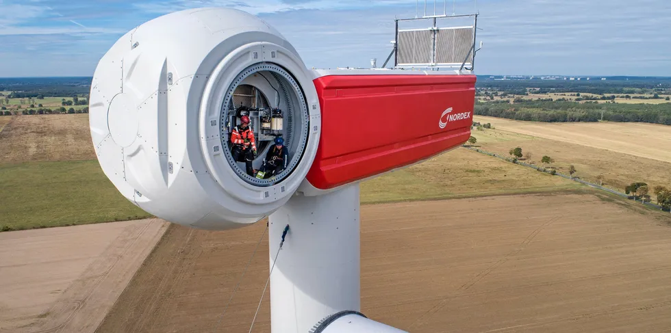 Blades are bolted on to a Nordex N149/5.X in Germany