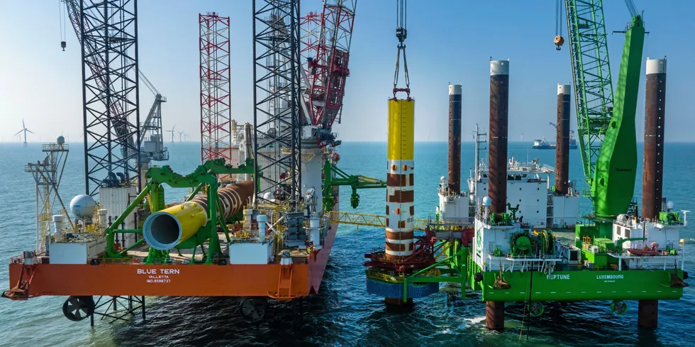 Fred Olsen's 'Blue Tern' and DEME's 'Neptune' working in tandem at the Kaskasi construction site