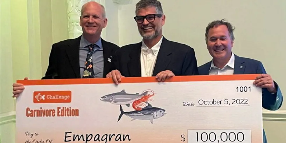 Kevin Fitzsimmons co-founder and judge of the challenge, awarding Pablo Intriago, Empagran technical advisor, and Jorge Torres Lagreze, Veramaris Latin America Business Development director, with the winning prize.