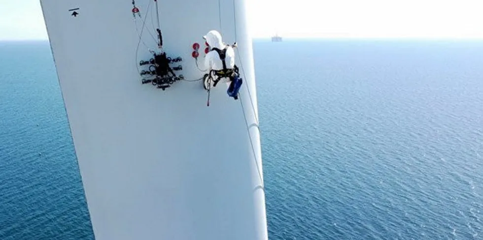 BladeBUG can crawl around turbines.