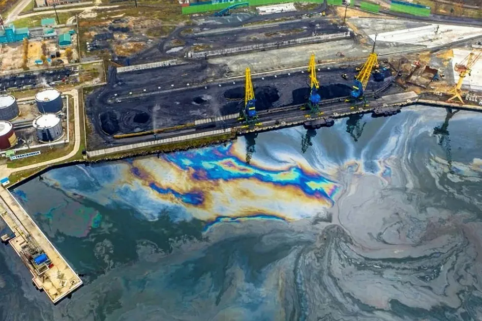 Accident: aerial view of an oil spill in the far eastern port of Nakhodka in Russia