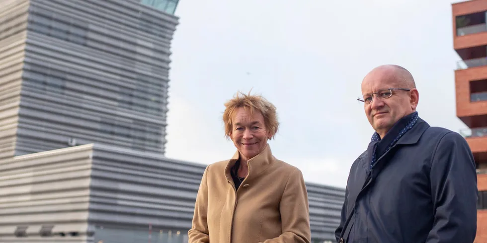 Anne Hvistendahl, head of the seafood department at DNB, here with senior adviser Dag Sletmo.