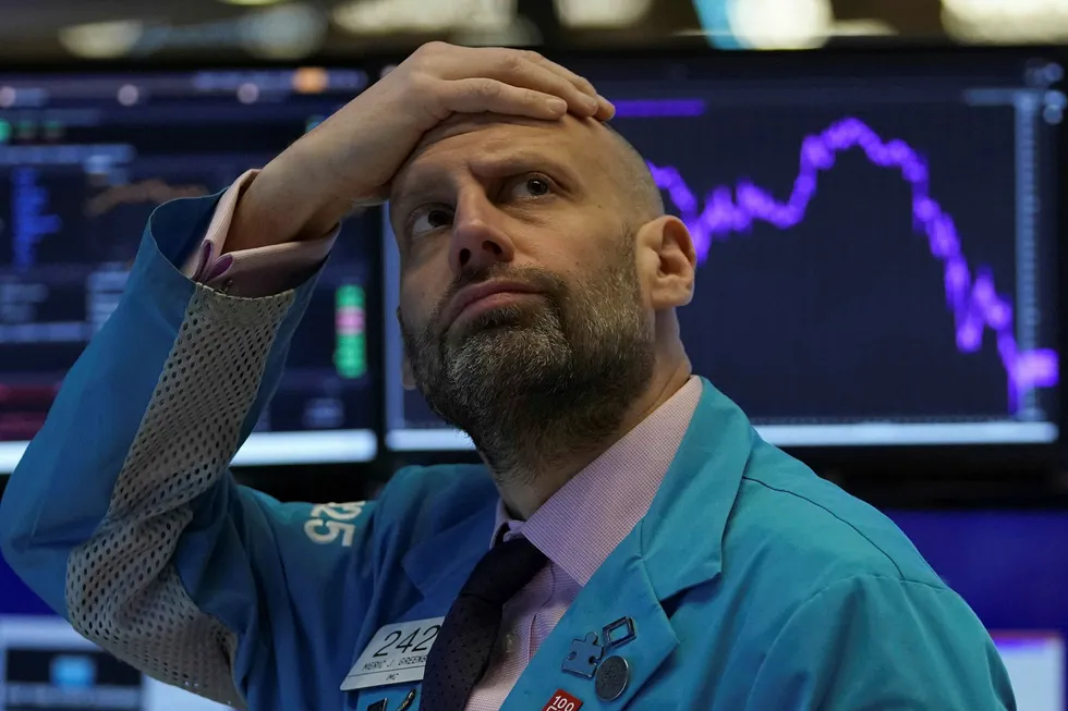 Headache: oil logs decline after weeks of gains