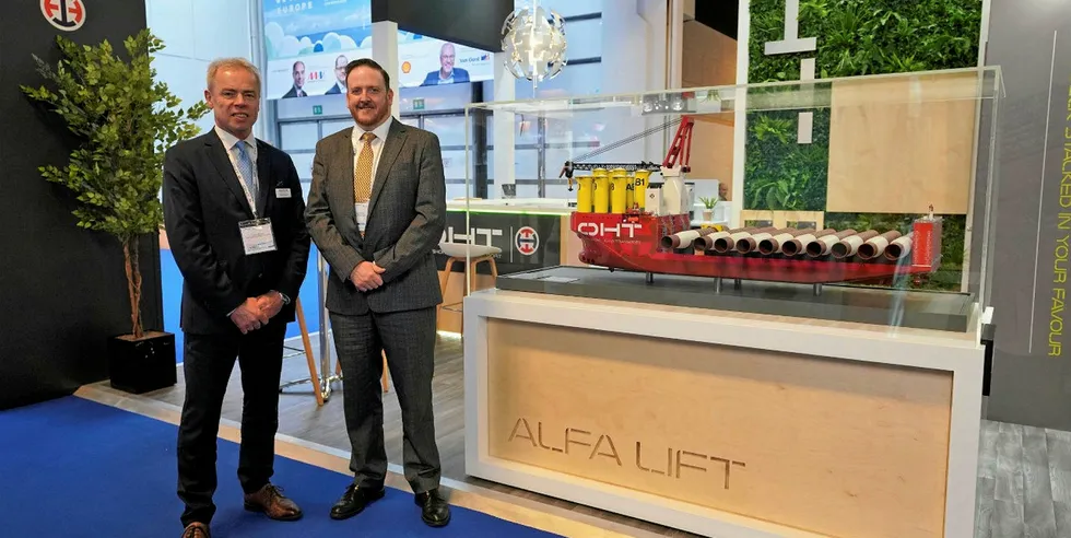 OHT CEO Torgeir Ramstad (l) and Paul Cooley, SSE Renewables director of capital projects (r)