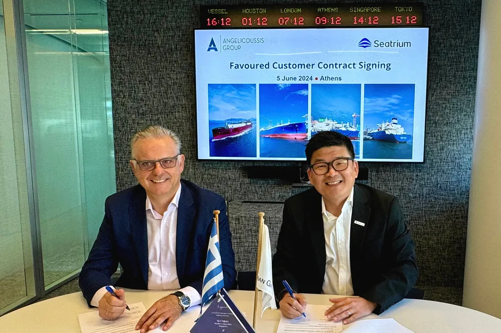 Andreas Spertos, Maran Gas’ technical director (left) and Alvin Gan, executive vice president, repairs and upgrades, Seatrium (right) sign favoured customer contract for the Angelicoussis Group.