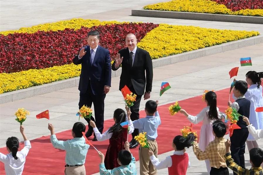 Chinese President Xi Jinping and Azerbaijani President Ilham Aliyev signed a joint statement on establishing a comprehensive strategic partnership between the two countries after their talks in Beijing on April 23.