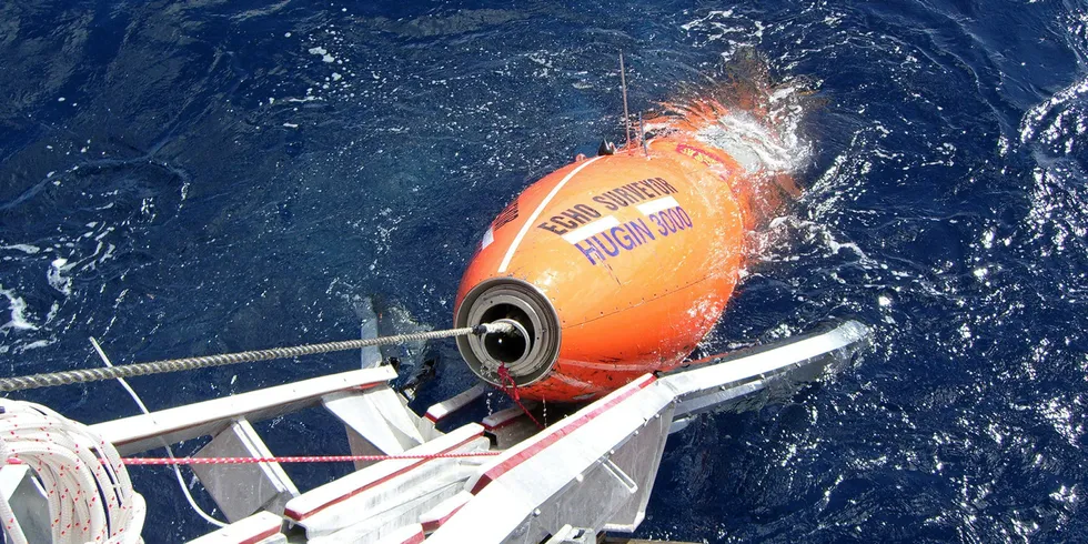 An autonomous underwater vehicle (AUV) manufactured by Fugro, has been enlisted in the hunt for pollutants impacting some fish in Norwegian waters. Outside: Aker BP board member Kjell Inge Rokke. Photo: Per Thrana