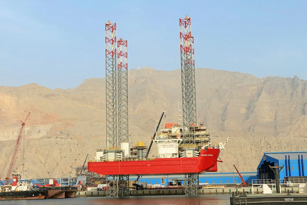 Load-out: liftboat Aryan at RAK yard in the UAE