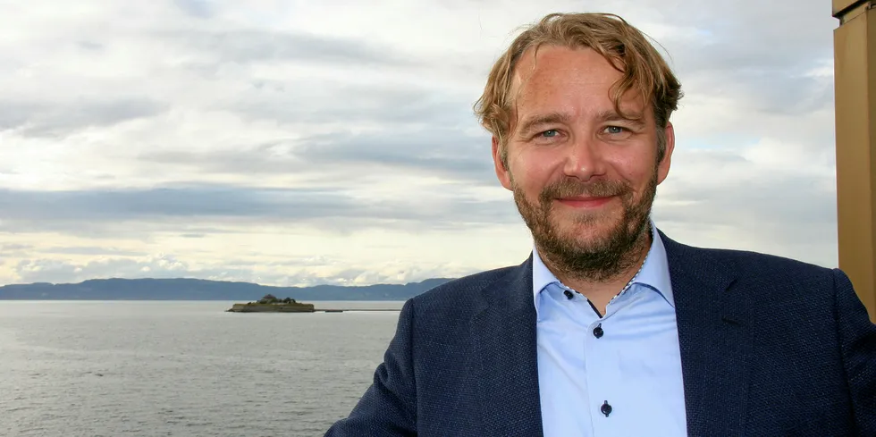 Alf Gøran Knutsen, CEO Kvarøy Fiskeoppdrett. Front page: Brothers Haavard Olsen and Gjermund Olsen, with Knutsen. Photo: Marius Fiskum