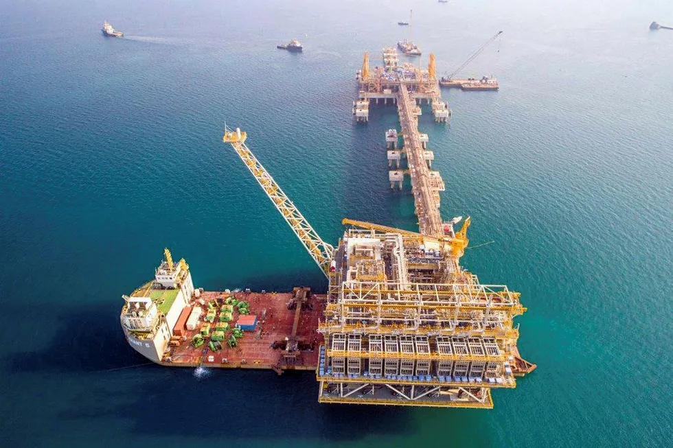 Floatover installation of the Regas topside off Bahrain