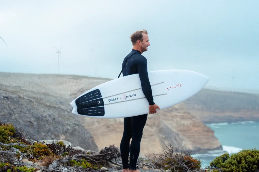 Acciona worked with pro surfer Josh Kerr on the design of the surfboard.