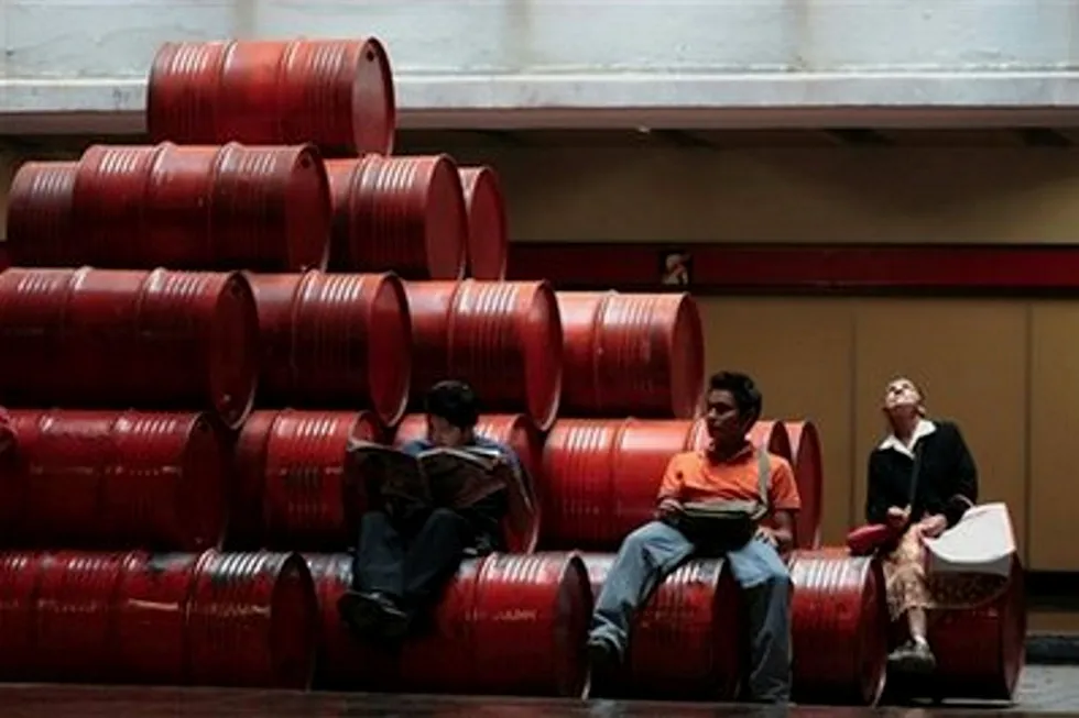 Rising stockpiles: oil prices eased in early trade on Thursday