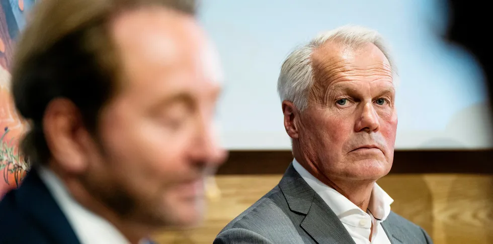Gustav Witzoe (to the right) and family are the main owners in SalMar, which in turn is the main owner in SalMar Aker Ocean. To the left; Kjell Inge Rokke, who is betting on the project via Aker. To be profitable, the company may depend on cheap permits.