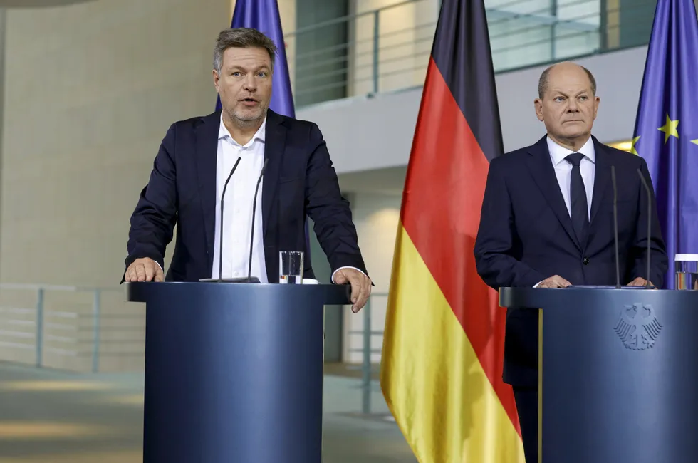 The finance gap is a new headache for Robert Habeck (left), the German Federal Minister of Economics, and Chancellor Olaf Scolz.