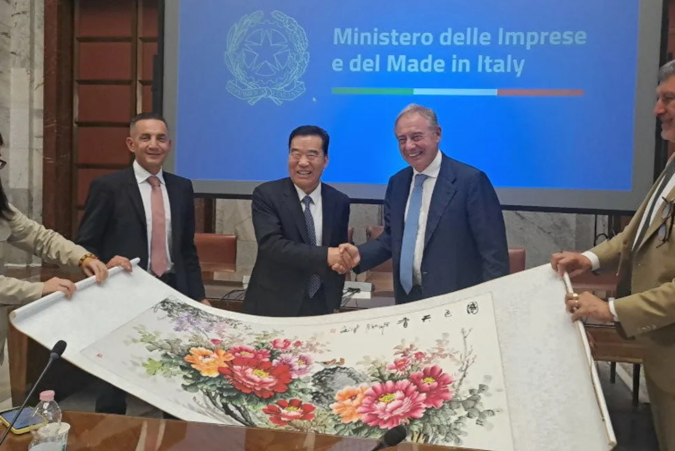 Italian minister Adolfo Urso (second right) shakes hands with president of MingYang, Zhang Chuanwei.