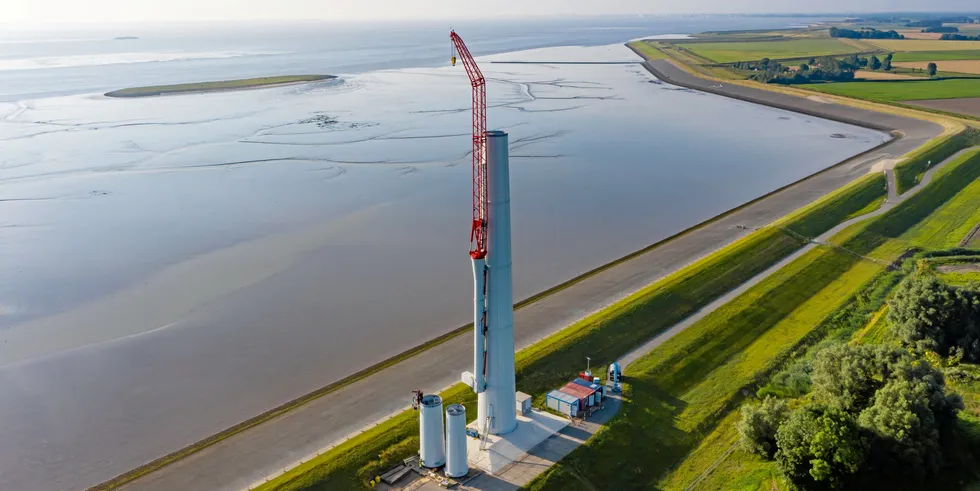 Construction of Oospolderdijk wind farm in the Netherlands with climbing crane