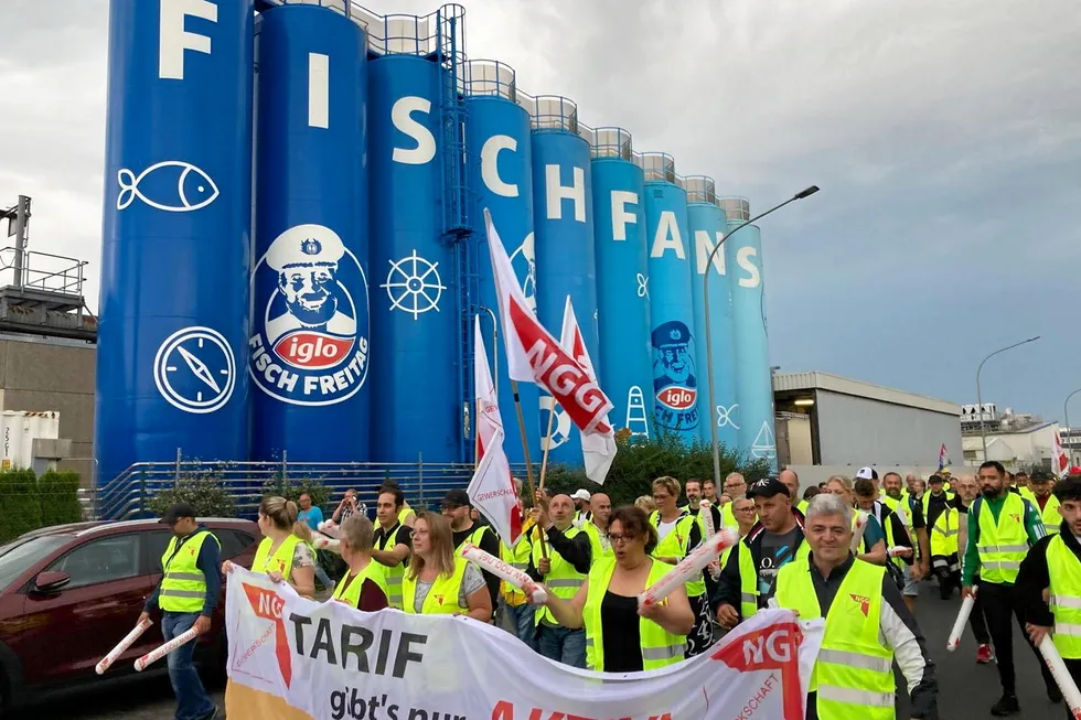 The early shift at Iglo's plant in Bremerhaven, Germany, staged the first leg of what is expected to be a 24-hour strike.