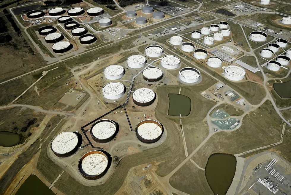 US inventories rise: hitting oil prices