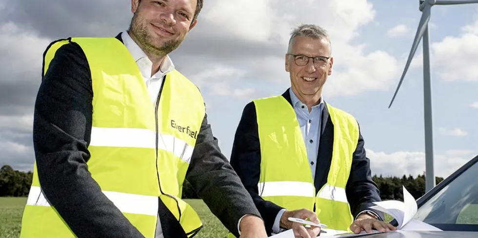 Siemens Gamesa CEO signs the deal to distribute the green H2.
