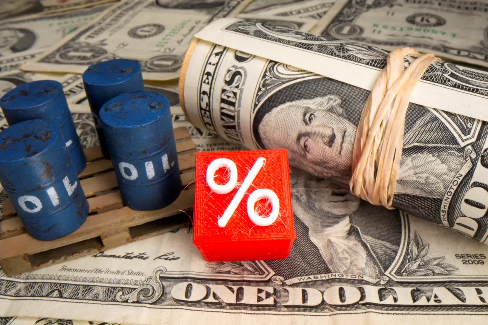 Oil price up: as US crude stockpiles fall as refiners ramp up output