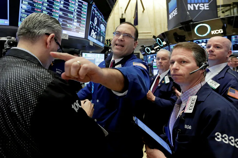 Oil price: set for large monthly fall