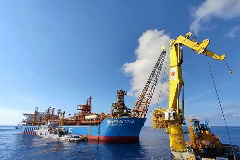 Eyes on output: power cable installation operations at Liuhua 21-2 field